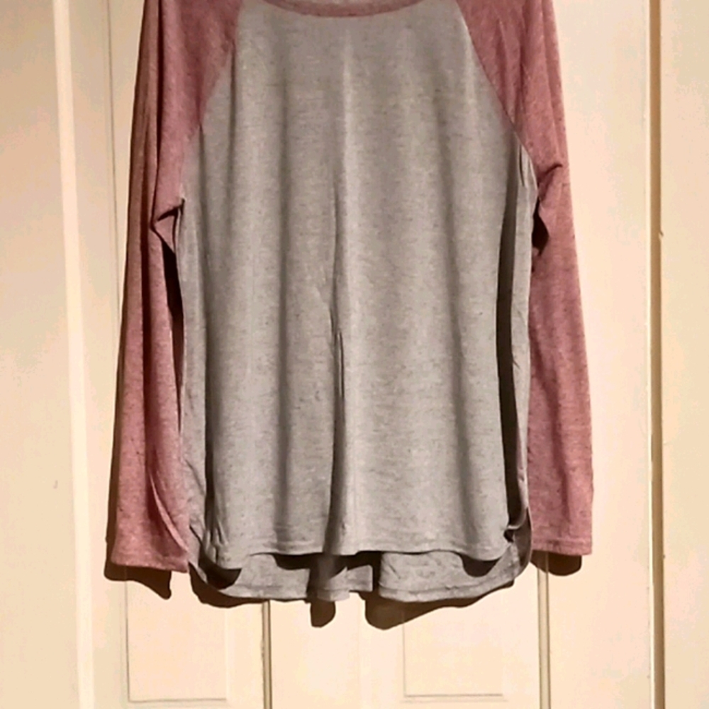 Long sleeve T with maroon sleeves